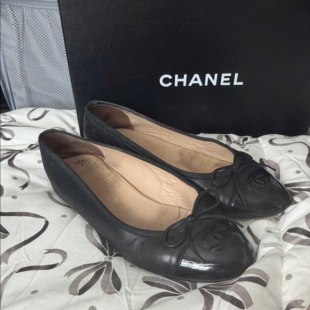 CHANEL Black Leather Cap-Toe Bow Ballet Flats - Picture 2 of 13